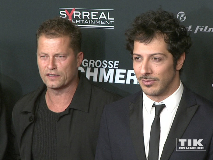 Die Hauptdarsteller Til Schweiger und Fahri Yardim posieren gut gelaunt bei der Premiere des Schweiger-Tatorts "Der große Schmerz" im Berliner Kino Babylon