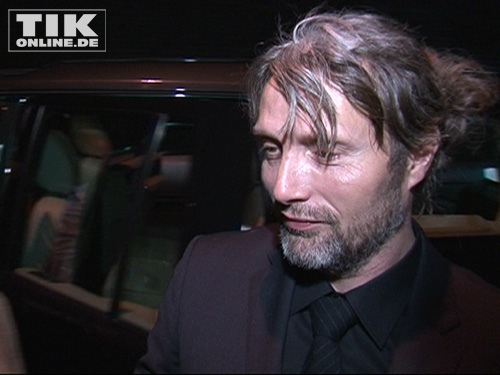 Mads Mikkelsen kam mit Fünf-Tage-Bart und Hochsteckfrisur zur Premiere von "Die Tür"