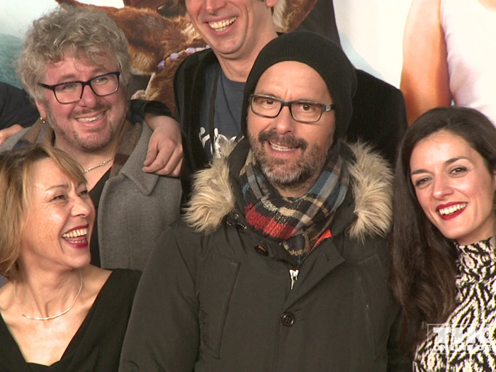 Der Cast der Komödie "Highway to Hellas" posiert trotz kühler Temperaturen gut gelaunt bei der Premiere in Berlin für die Fotografen
