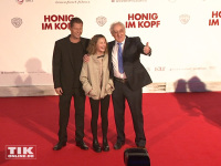 Til Schweiger, Emma Schweiger und Dieter Hildebrand posieren auf dem roten Teppich der Premiere von "Honig im Kopf"