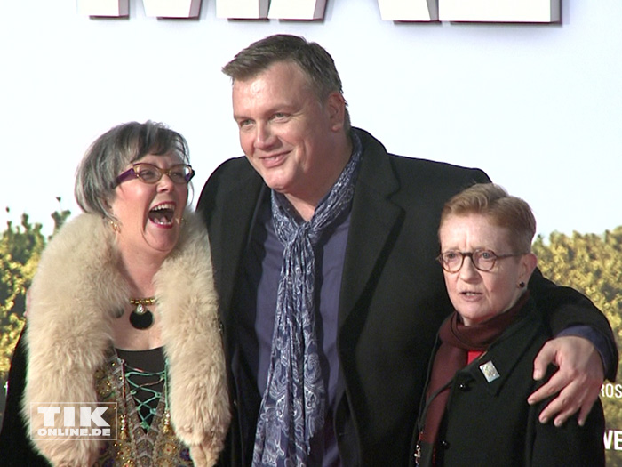 Hape Kerkeling umringt von Anne Butterfield and Shelag Noble bei der Premiere von "Ich bin dann mal weg" in Berlin