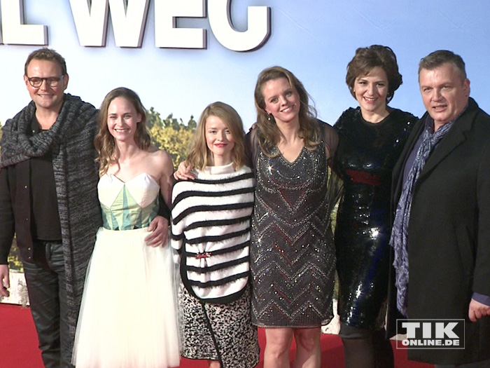 Hape Kerkeling posiert mit den Darstellern Devid Striesow, Inez Bjorg David, Karoline Schuch, Julia von Heinz und Martina Gedeck bei der Premiere von "Ich bin dann mal weg" in Berlin