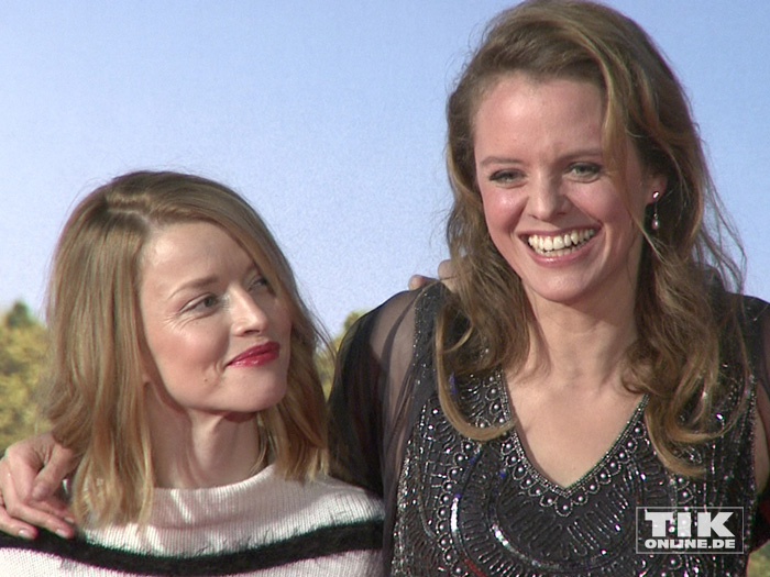 Karoline Schuch und Julia von Heinz bestens gelaunt bei der Premiere von "Ich bin dann mal weg" in Berlin