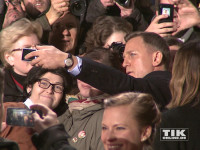 Geduldig posierte Daniel Craig bei der "James Bond - Spectre"-Premiere in Berlin für Selfies mit den wartenden Fans