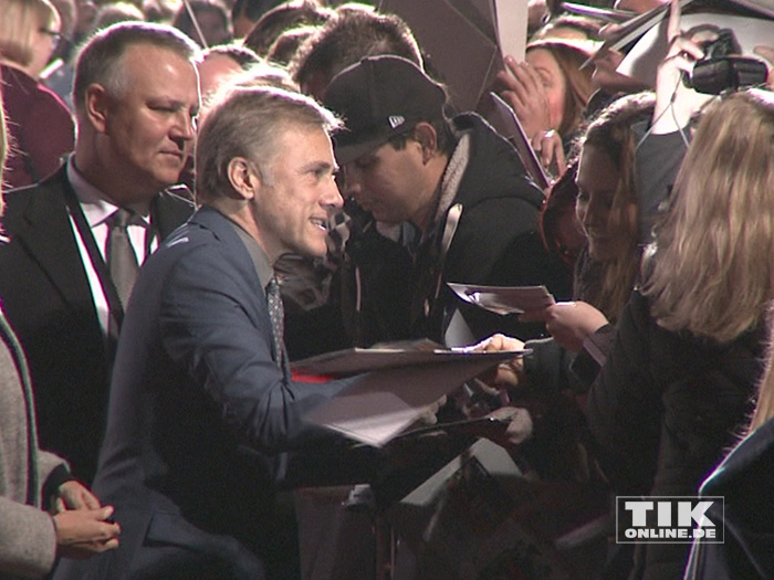 Christoph Waltz musste bei der "James Bond - Spectre"-Premiere in Berlin zahlreiche Autogramme schreiben