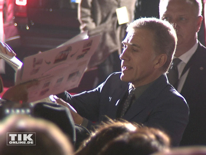 Bond-Bösewicht Christoph Waltz machte bei der "James Bond - Spectre"-Premiere in Berlin seine Fans mit Autogrammen und Selfies glücklich