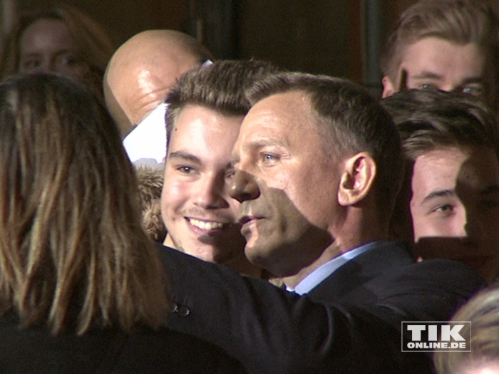 James Bond-Star Daniel Craig machte bei der "James Bond - Spectre"-Premiere in Berlin seine Fans mit Autogrammen und Selfies glücklich