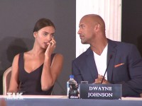 Dwayne "the Rock" Johnson im Gespräch mit Co-Star Irina Shayk auf der "Hercules"-Pressekonferenz in Berlin
