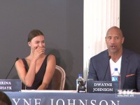 Dwayne "the Rock" Johnson und Co-Star Irina Shayk haben Spaß auf der "Hercules"-Pressekonferenz in Berlin