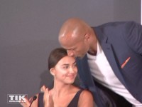 Dwayne "The Rock" Johnson küsst Co-Star Irina Shayk auf der "Hercules"-Pressekonferenz in Berlin