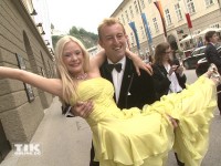 Mario-Max Prinz zu Schaumburg-Lippe trägt seine Freundin Katharina Boe auf Händen