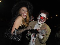 Georgina Bülowius hat Spaß mit einem Horror-Clown