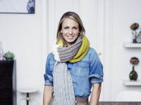 Biathlon-Olympiasiegerin Magdalena Neuner posiert mit einem "Schal fürs Leben" zu Gunsten der Organisation "Save the Children"