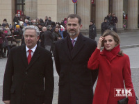 König Felipe, Königin Letizia und der ehemalige Regierende Bürgermeister von Berlin, Klaus Wowereit, am Brandenburger Tor