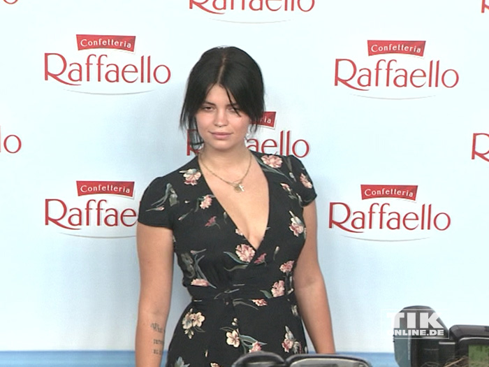 Pixie Geldof im dunklen Blümchenkleid beim Raffaello Summer Day 2015 in Berlin