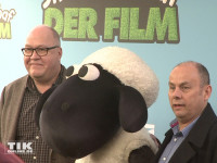 Die Filmemacher Richard Starzak und Mark Burton mit Schaf Shaun bei der Premiere von "Shaun das Schaf - Der Flim" in Berlin