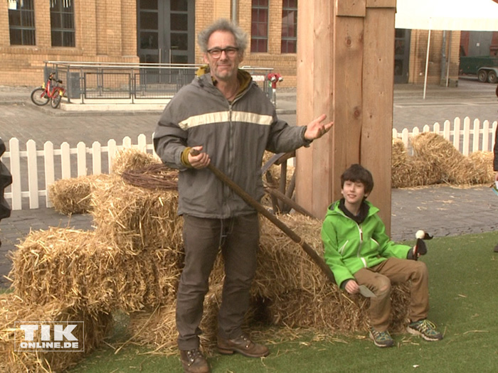 Dani Levy kam mit seinem Sohn Joshua zur Premiere von "Shaun das Schaf" und genossen das Bauernhof-Feeling