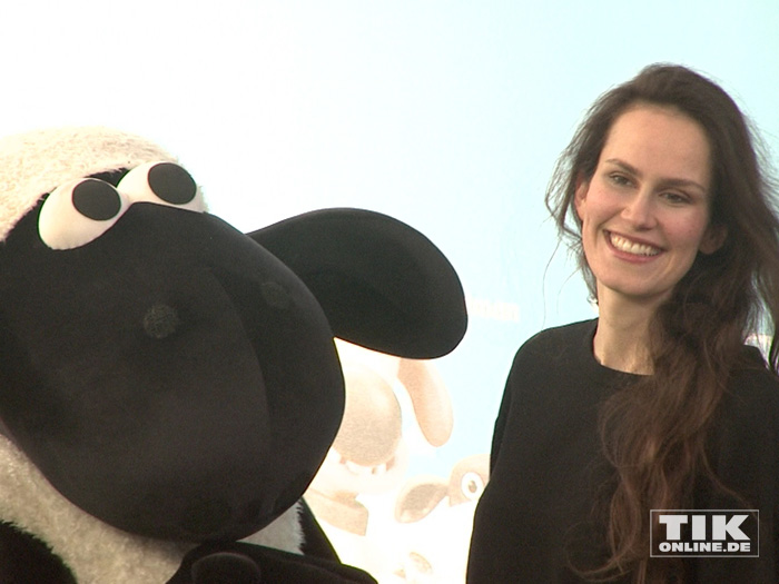 Schauspielerin Saralisa Volm mit Shaun dem Schaf