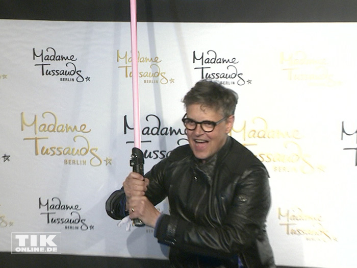 Rolf "Rolfe" Scheider mit Lichtschwert bei der "Star Wars"-Ausstellung bei Madame Tussauds in Berlin