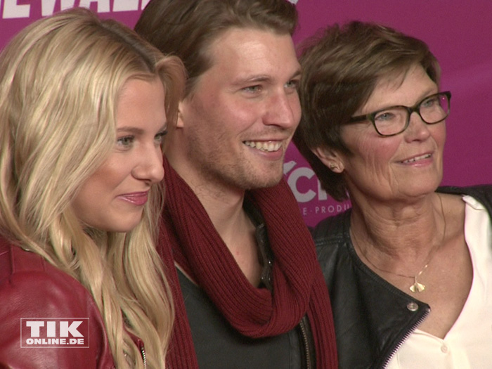 Raul Richter mit seiner Freundin Valentia Pahde und seiner Mutter Astrid Richter bei der Premiere von "Stonewall" in Berlin