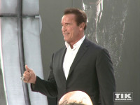 Daumen hoch: Arnold Schwarzenegger bei der Premiere von "Terminator Genisys" in Berlin