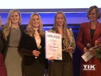 Stefanie Hertel und Preisträgerin Sonja Lindemann bei der Verleihung des Deutschen Tierschutzpreises 2014