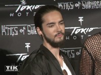 Tom Kaulitz von Tokio Hotel lässig mit Bart