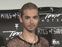 Bill Kaulitz von Tokio Hotel in Netzhemd und jeder Menge Piercings im Gesicht