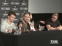 Tokio Hotel machen es sich auf der "Kings of Suburbia"-Pressekonferenz gemütlich