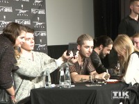 Tokio Hotel beglücken ihre Fans mit Autogrammen und Fotos