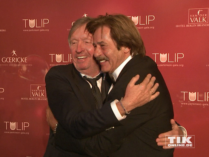 Werner Schulze-Erdel herzt Jörg Draeger bei der TULIP Parkinson Gala 2015 in Berlin