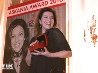 Film-Diva Hannelore Elsner freut sich über ihren Askania Award 2016