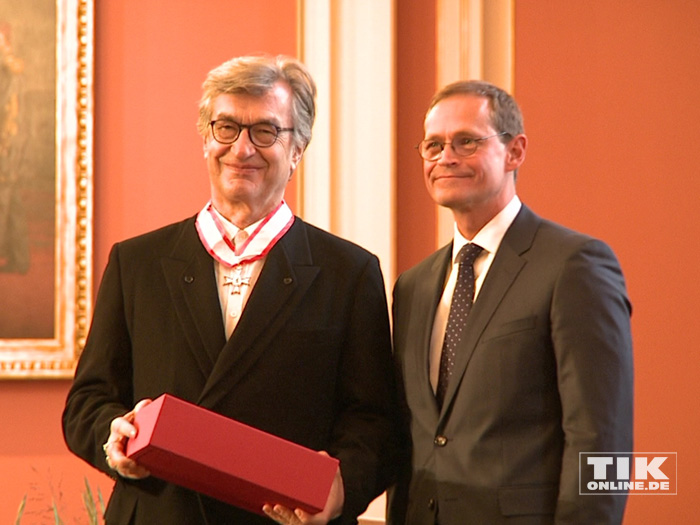 Regisseur Wim Wenders posiert neben Berlins Regierendem Bürgermeister Michael Müller mit seinem Berliner Landesorden
