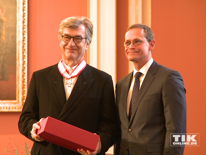 Regisseur Wim Wenders posiert neben Berlins Regierendem Bürgermeister Michael Müller mit seinem Berliner Landesorden