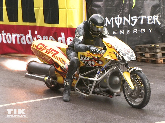 Gerd Habermann lässt das von ihm gebauten schnellsten Motorrad Europas beim Warm up der Berliner Motorrad Tage BMT 2016 ordentlich Feuer spucken