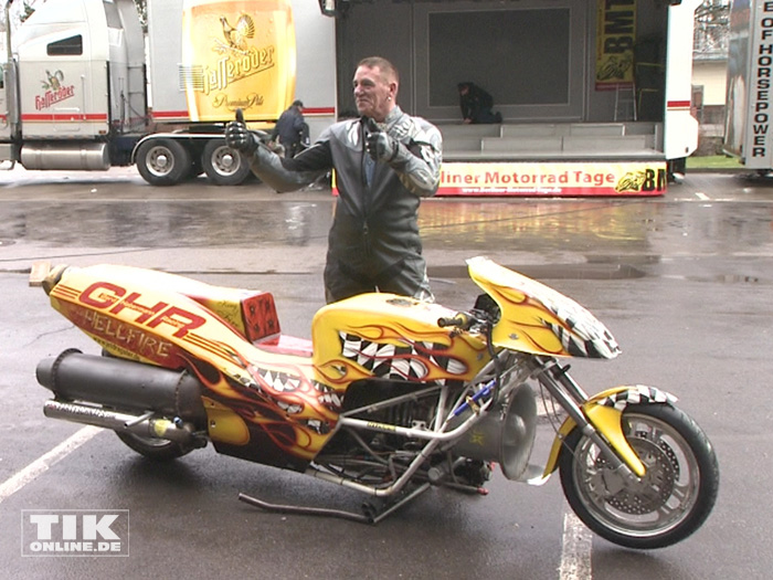 Gerd Habermann posiert mit dem von ihm gebauten schnellsten Motorrad Europas beim Warm up der Berliner Motorrad Tage BMT 2016