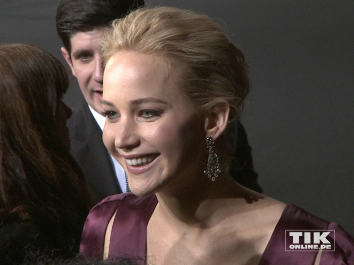 Jennifer Lawrence strahlt bei der "Die Tribute von Panem - Mockingjay 2"-Premiere in Berlin