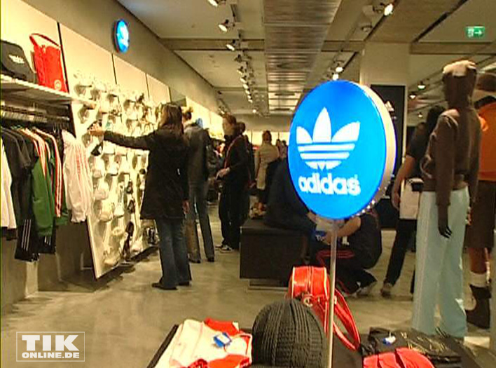 Adidas im Tauenzien