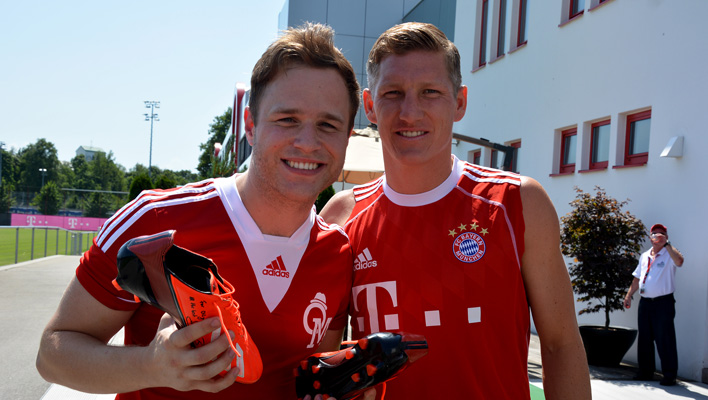 Olly Murs und Bastian Schweinsteiger (Foto: fcbayern.de)