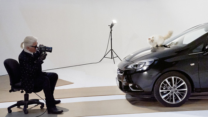 Karl Lagerfeld und Choupette (Foto: obs/Adam Opel AG)