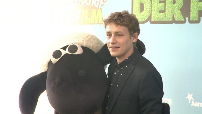 Tim Bendzko und Shaun das Schaf (Foto: HauptBruch GbR)