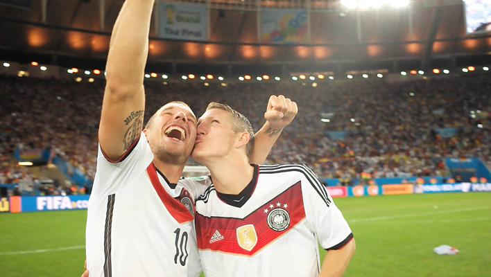 Lukas Podolski und Bastian Schweinsteiger (Foto: Studio Hamburg Enterprises)