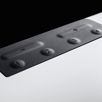 Der Raumfeld One S ist mit gummierten Tasten ausgestattet