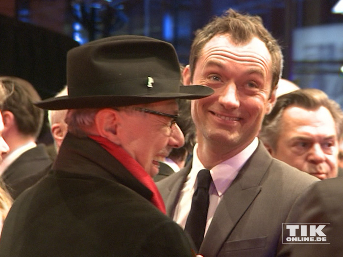 Jude Law hat Spaß mit Festival-Direktor Dieter Kosslick bei der Premiere des Films "Genius" auf der 66. Berlinale