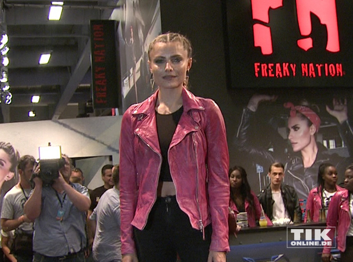 Sophia Thomalla präsentiert Mode von Freaky Nation