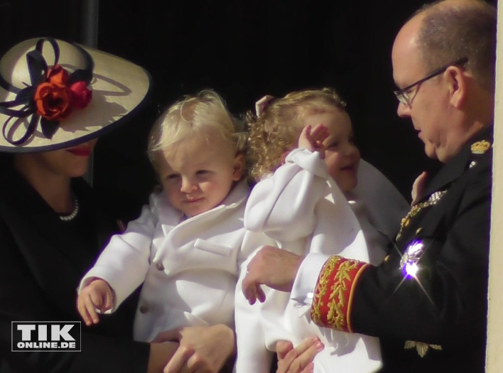 Fürst Albert II von Monaco und seine Frau Charlene nehmen mit ihren Zwillingen Jacques und Gabriella die Huldigungen des Volkes entgegen