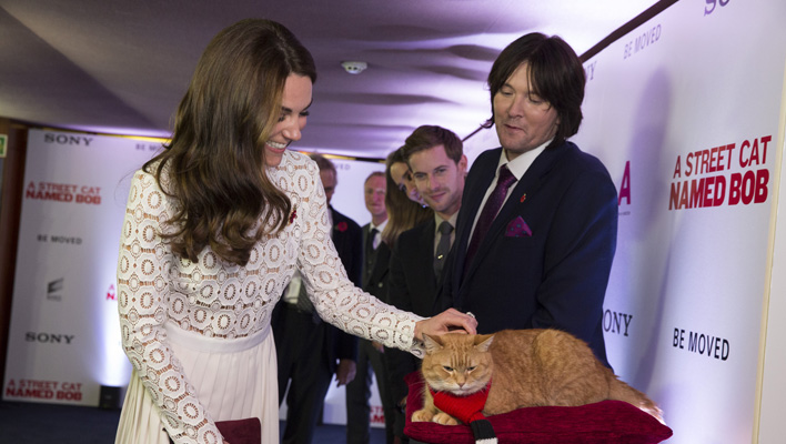 Herzogin Catherine, Bob und James Bowen (Foto: Sony Pictures Releasing UK)