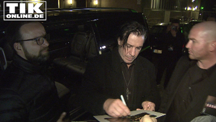 Rammstein-Sänger Till Lindemann schreibt Autogramme für die Fans