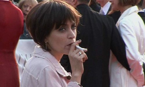 Anna Thalbach mit Kippe am roten Teppich!