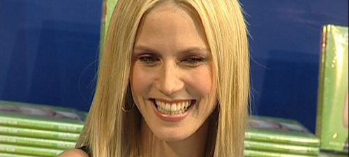 Heidi Klum signiert ihr Buch (Foto: HauptBruch GbR)